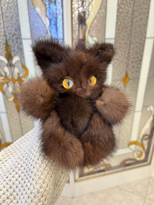 Мягкая игрушка котенок из натурального меха норки Любомур коричневый с карими глазами